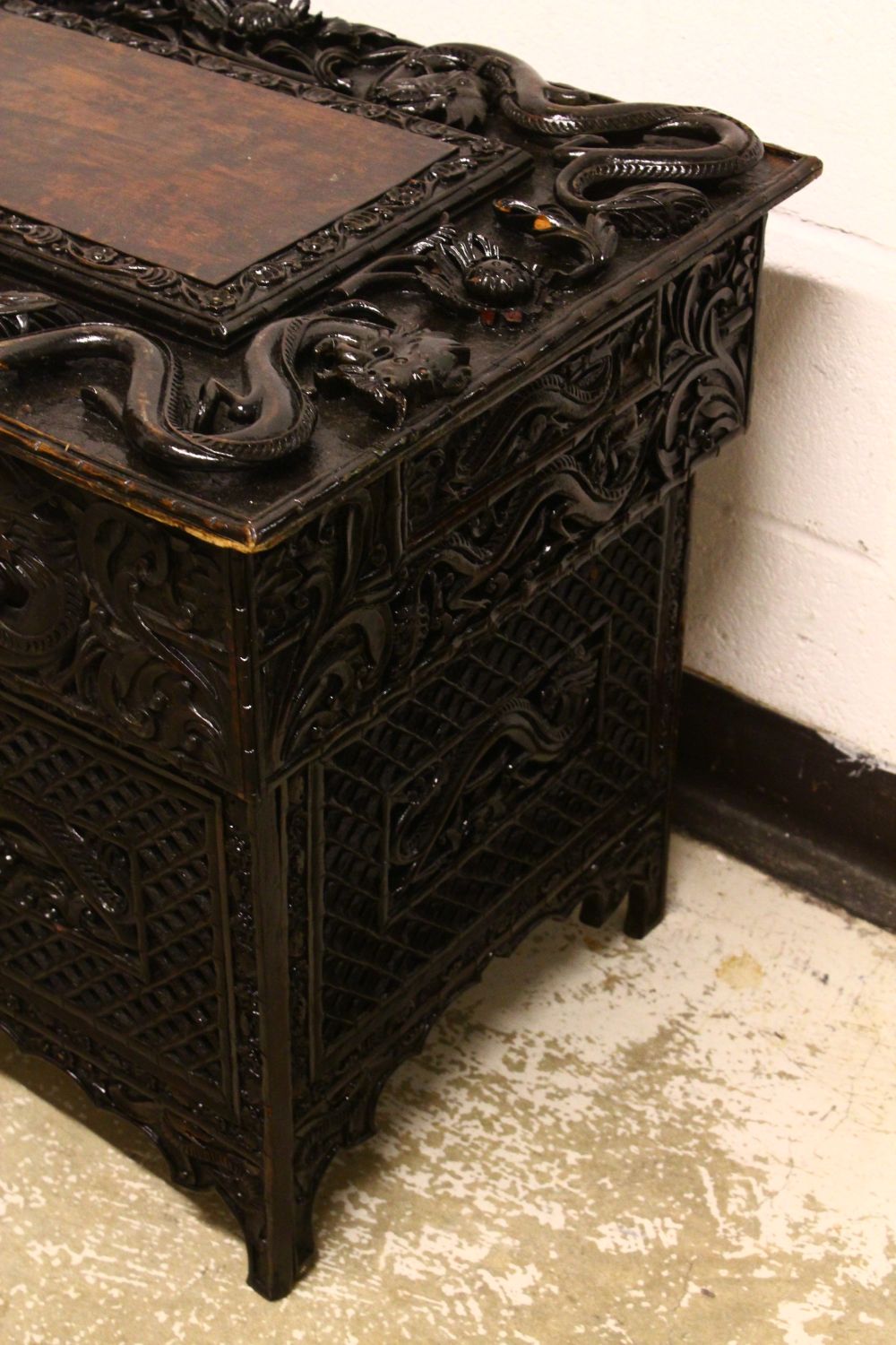 A 19TH CENTURY CHINESE / KASHMIR WALNUT TRAVELLING FOLDING TABLE, the top carved with dragons and - Bild 5 aus 6