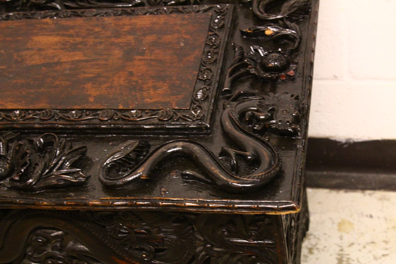 A 19TH CENTURY CHINESE / KASHMIR WALNUT TRAVELLING FOLDING TABLE, the top carved with dragons and - Bild 6 aus 6