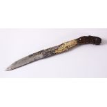 A FINE 18TH CENTURY SRI LANKAN PIHA KEATA DAGGER, with carved horn hilt and gilded decoration,