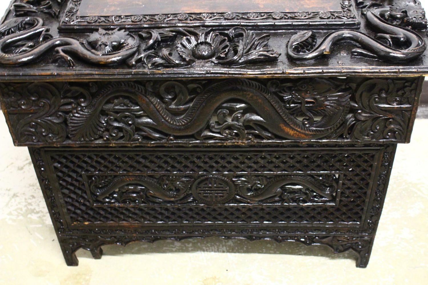 A 19TH CENTURY CHINESE / KASHMIR WALNUT TRAVELLING FOLDING TABLE, the top carved with dragons and - Bild 4 aus 6