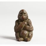 A SMALL JAPANESE BRONZE GORILLA, 1.75 ins high