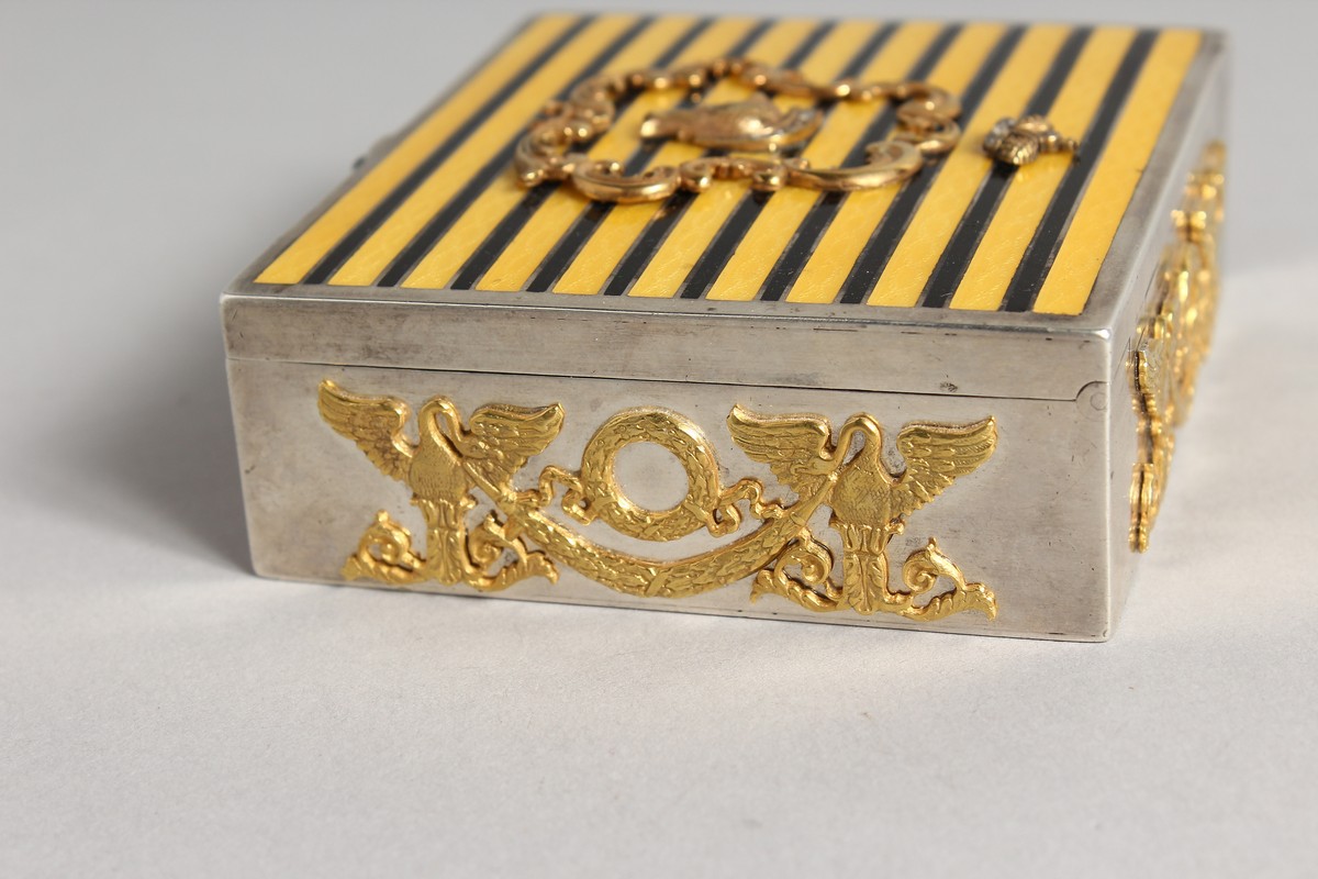 A SUPERB LARGE RUSSIAN YELLOW ENAMEL AND SILVER BOX 3.25 ins x 3 ins wide with Faberge marks. - Bild 3 aus 8