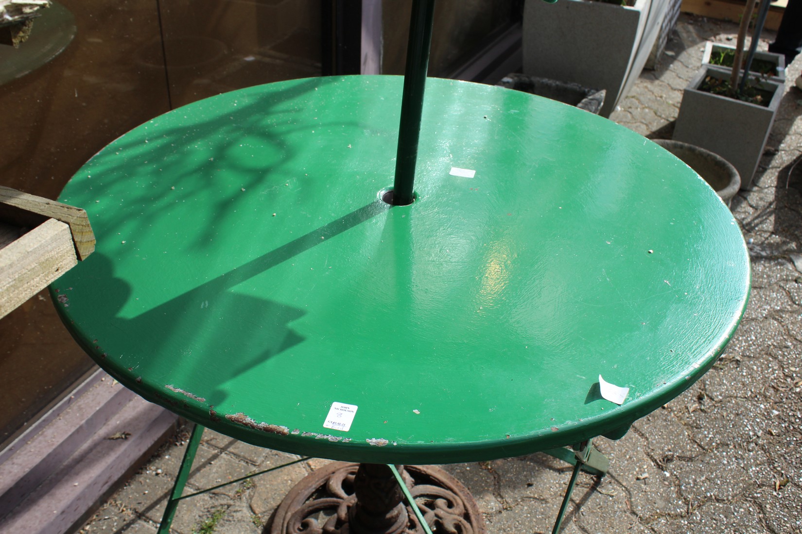 A bird table, a folding table and parasol. - Image 2 of 2