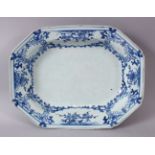 AN 18TH CENTURY CHINESE BLUE & WHITE PORCELAIN SERVING DISH, decorated with simple taste floral