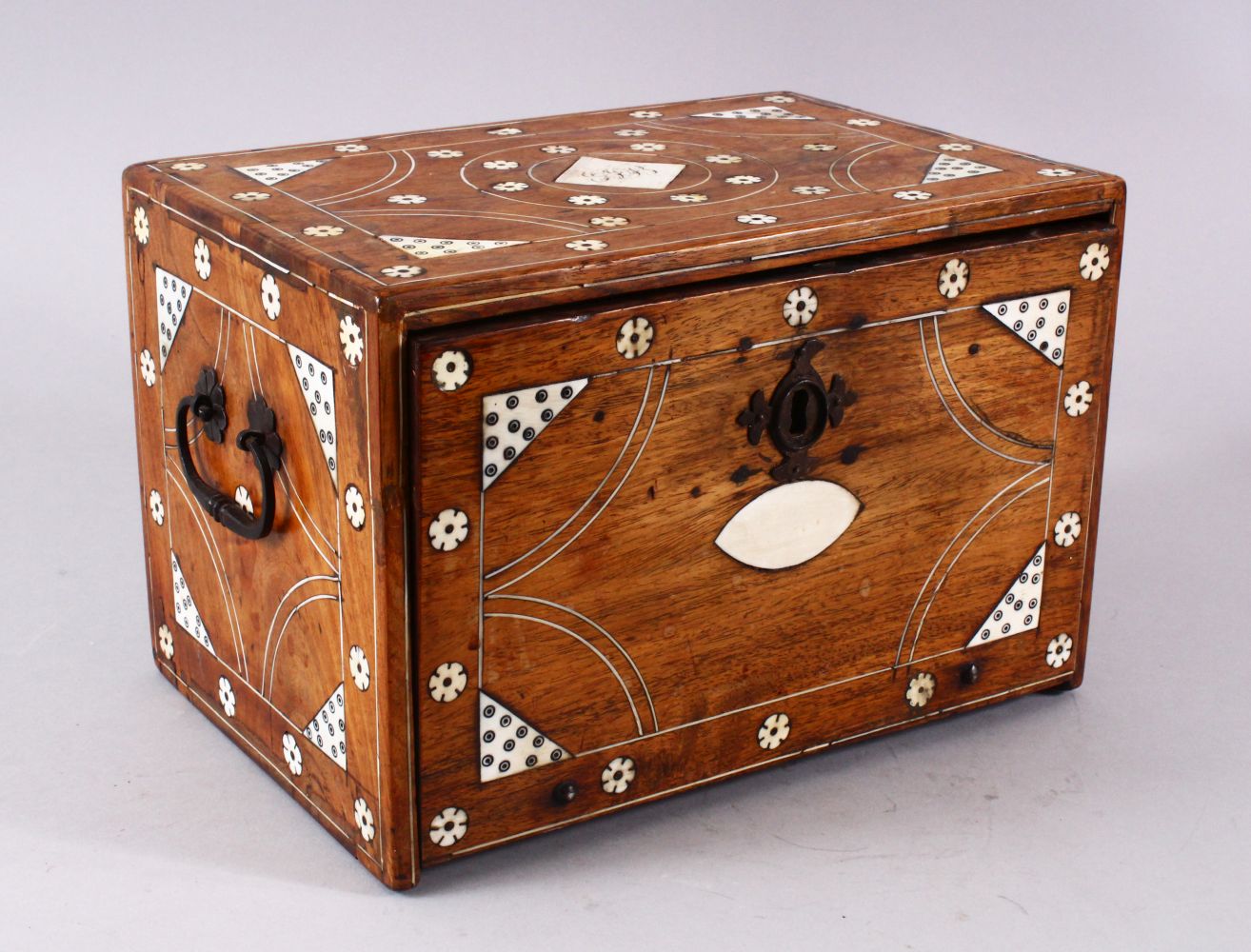 A LATE 16TH / EARLY 17TH CENTURY INDO PORTUGUESE BONE & IVORY INLAID BOX, the box with inlaid flower