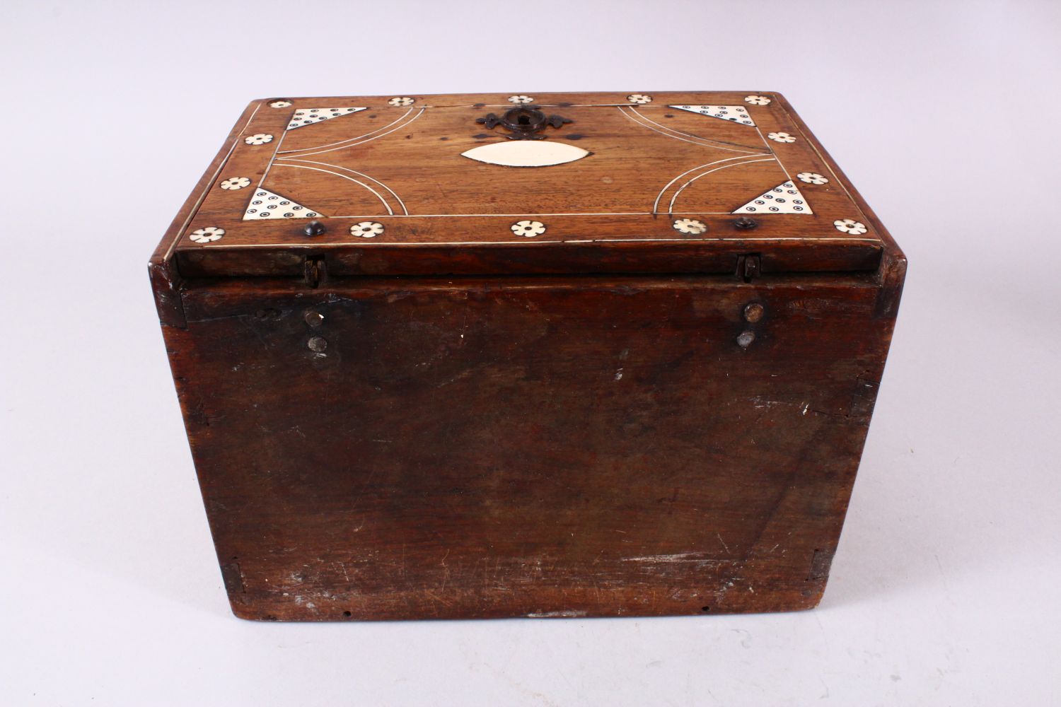 A LATE 16TH / EARLY 17TH CENTURY INDO PORTUGUESE BONE & IVORY INLAID BOX, the box with inlaid flower - Image 8 of 8