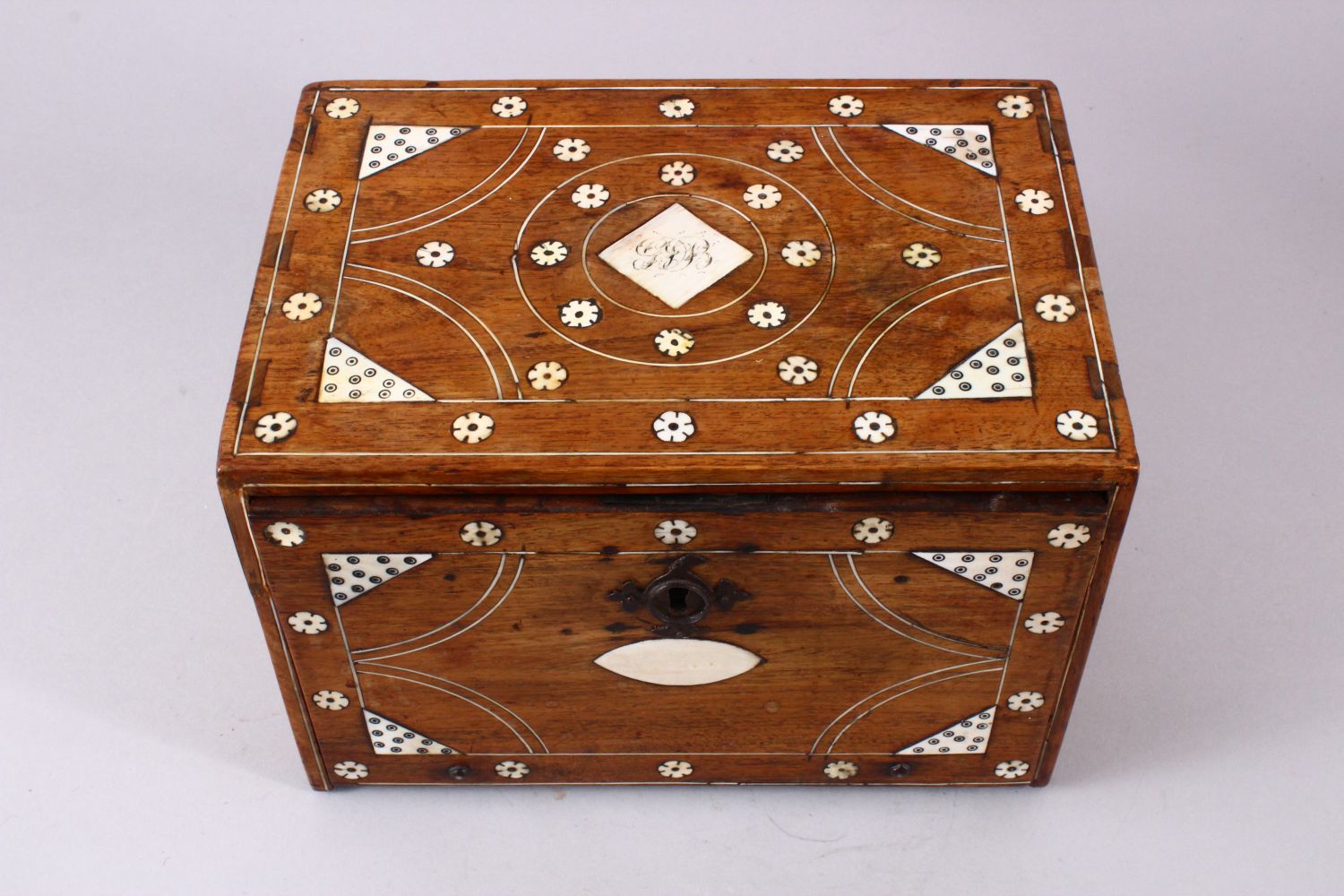 A LATE 16TH / EARLY 17TH CENTURY INDO PORTUGUESE BONE & IVORY INLAID BOX, the box with inlaid flower - Image 2 of 8