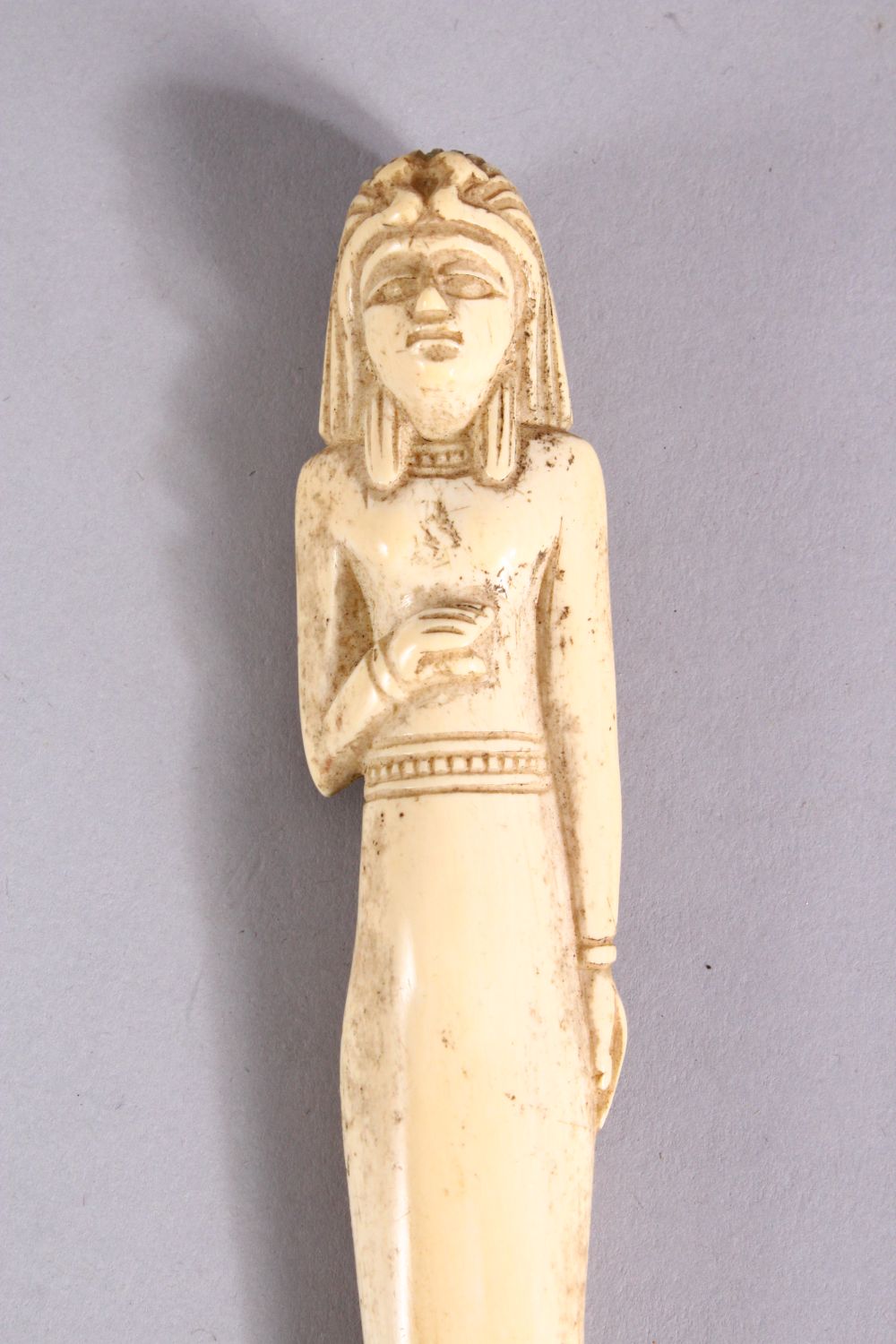 A 19TH / 20TH CENTURY EGYPRIAN CARVED BONE STICK / PARASOL HANDLE, 17cm. - Image 2 of 3