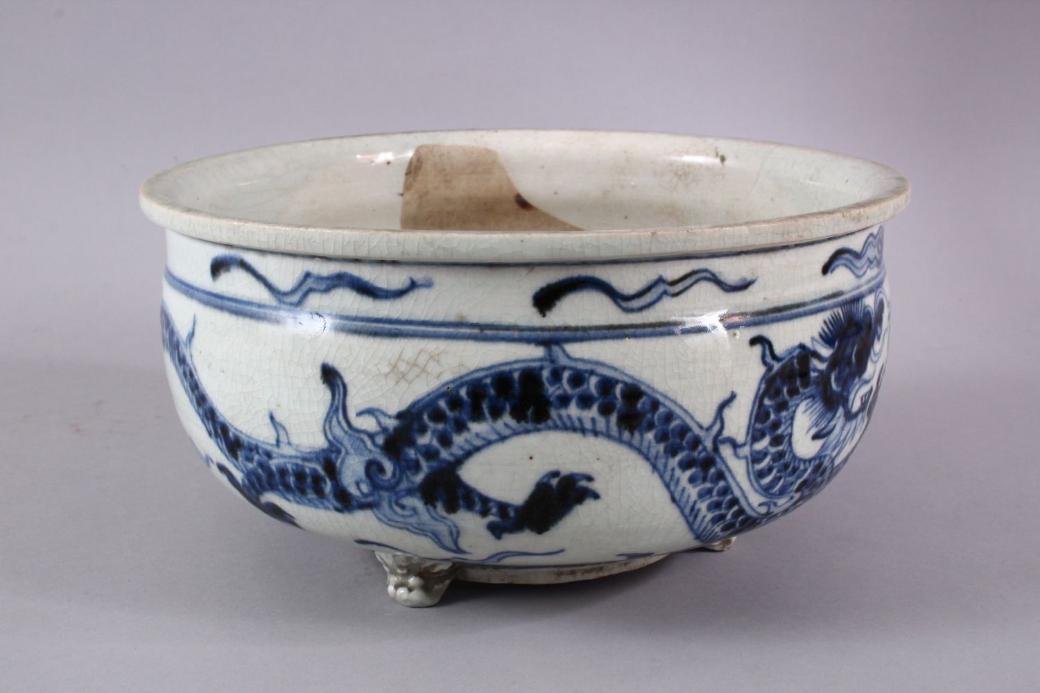 A CHINESE BLUE & WHITE PORCELAIN DRAGON TRIPOD POT / PLANTER, the body with a crackle glaze and - Image 2 of 6