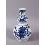 A SMALL 17TH CENTURY JAPANESE ARITA BLUE AND WHITE DOUBLE GOURD VASE, 12.5cm high.