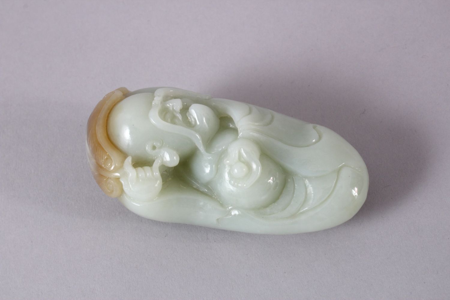 A CHINESE CARVED JADE FIGURE / PENDANT OF AN IMMORTAL, holding an object and a fan above his head, - Image 2 of 3