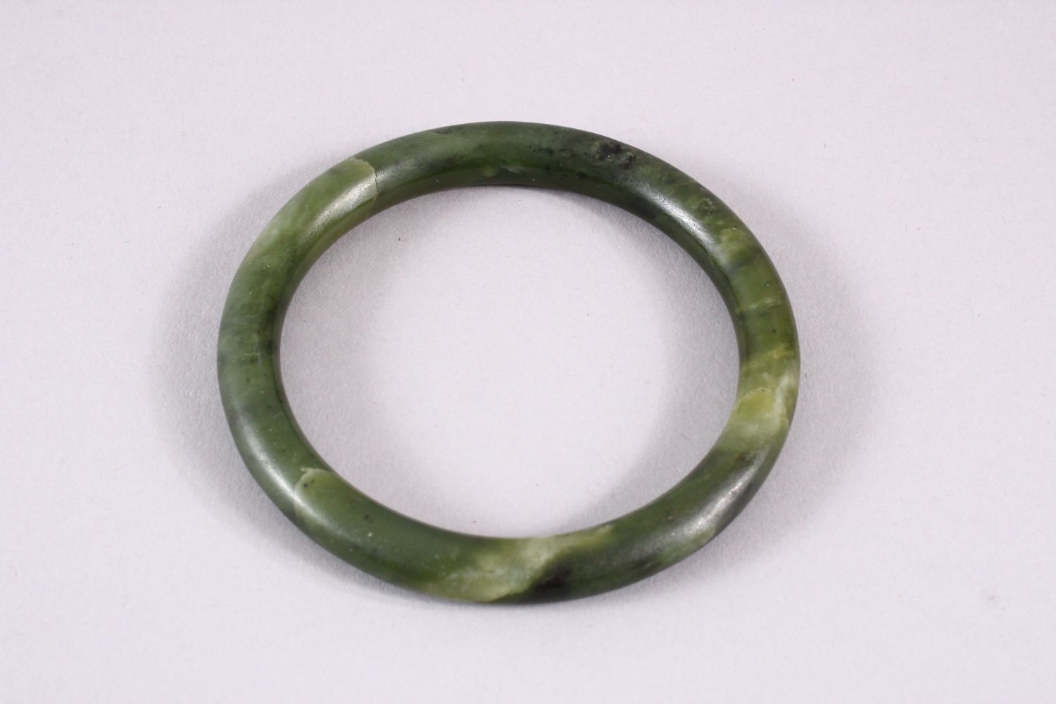 A CHINESE CARVED JADE BANGLE, 8CM - Image 3 of 3