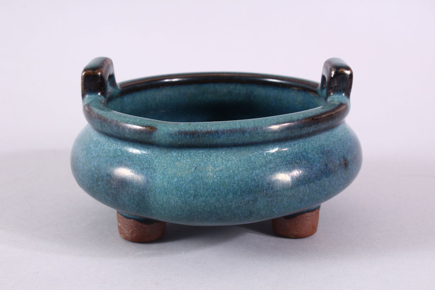 A CHINESE JUN WARE TWIN HANDLE CENSER, with a graduated blue to red glaze, twin handles and tripod - Image 3 of 6