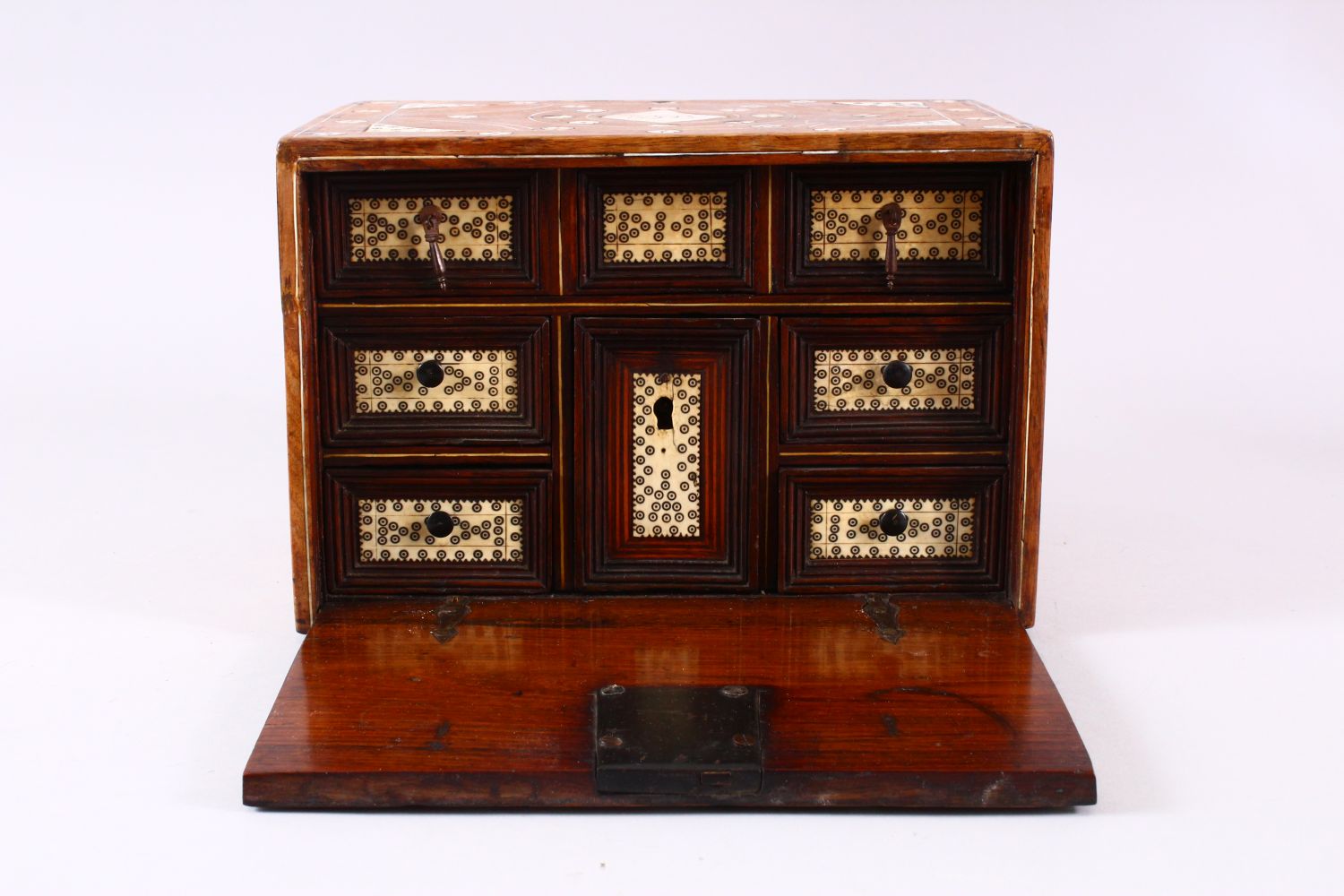 A LATE 16TH / EARLY 17TH CENTURY INDO PORTUGUESE BONE & IVORY INLAID BOX, the box with inlaid flower - Image 4 of 8