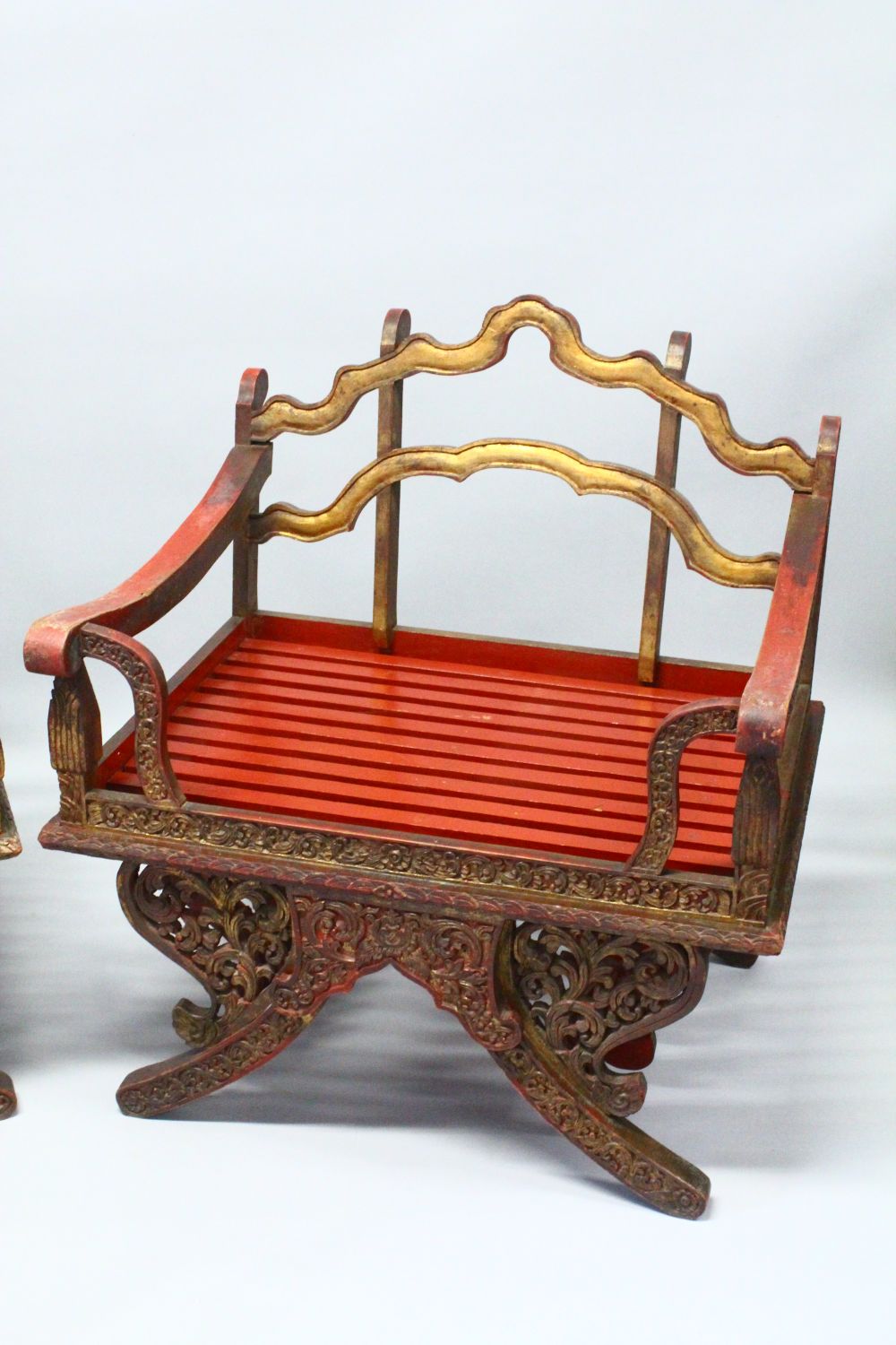 A PAIR OF 19TH/20TH CENTURY THAI CARVED HOWDAH ELEPHANT CHAIRS, profusely carved and pierced with - Image 4 of 10