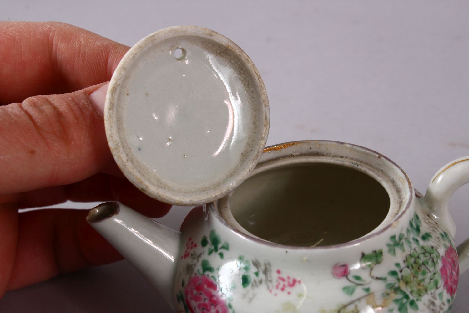 A SMALL CHINESE FAMILLE ROSE TEAPOT & COVER, decorated with native scenes of flora and birds, the - Image 5 of 6