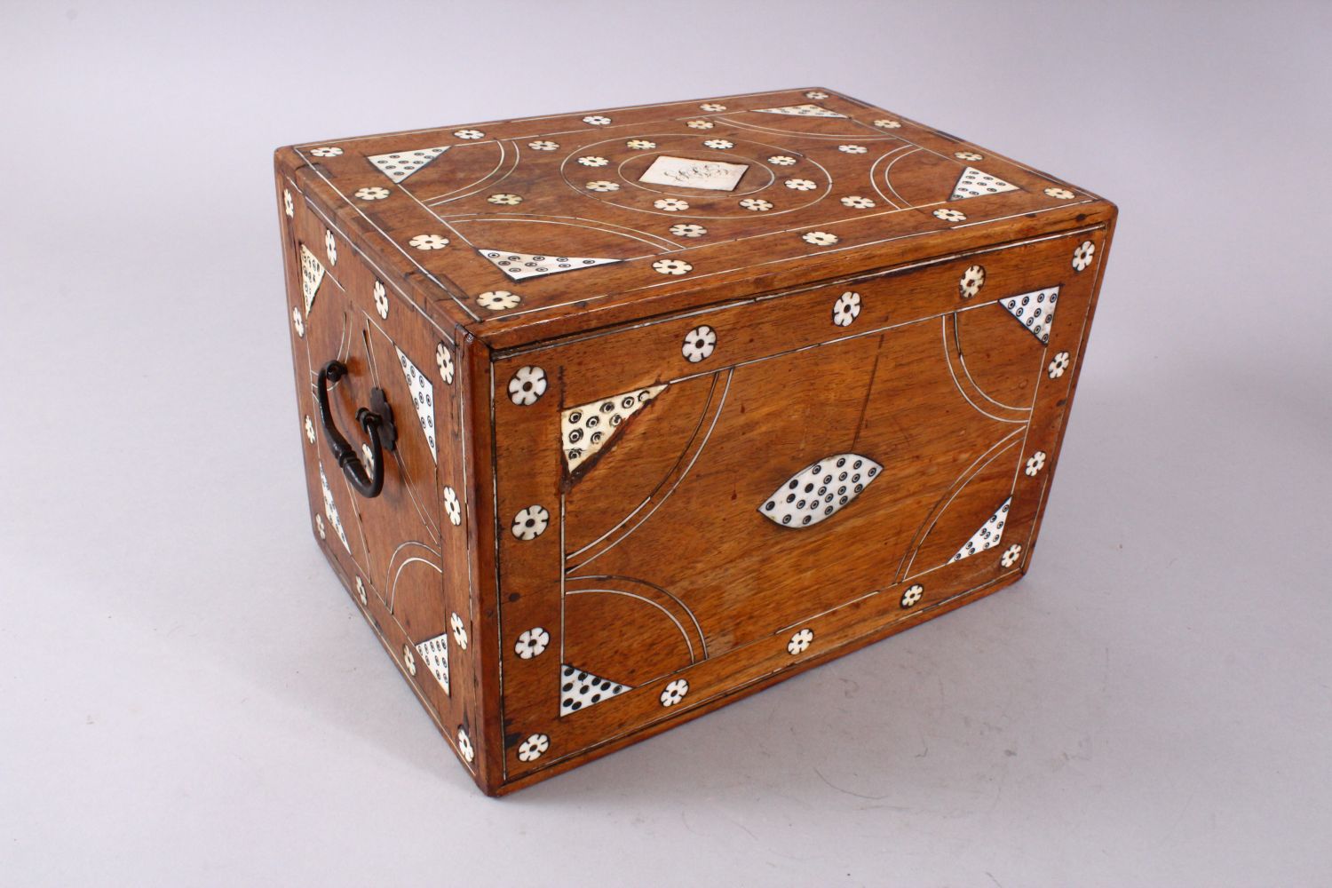 A LATE 16TH / EARLY 17TH CENTURY INDO PORTUGUESE BONE & IVORY INLAID BOX, the box with inlaid flower - Image 6 of 8