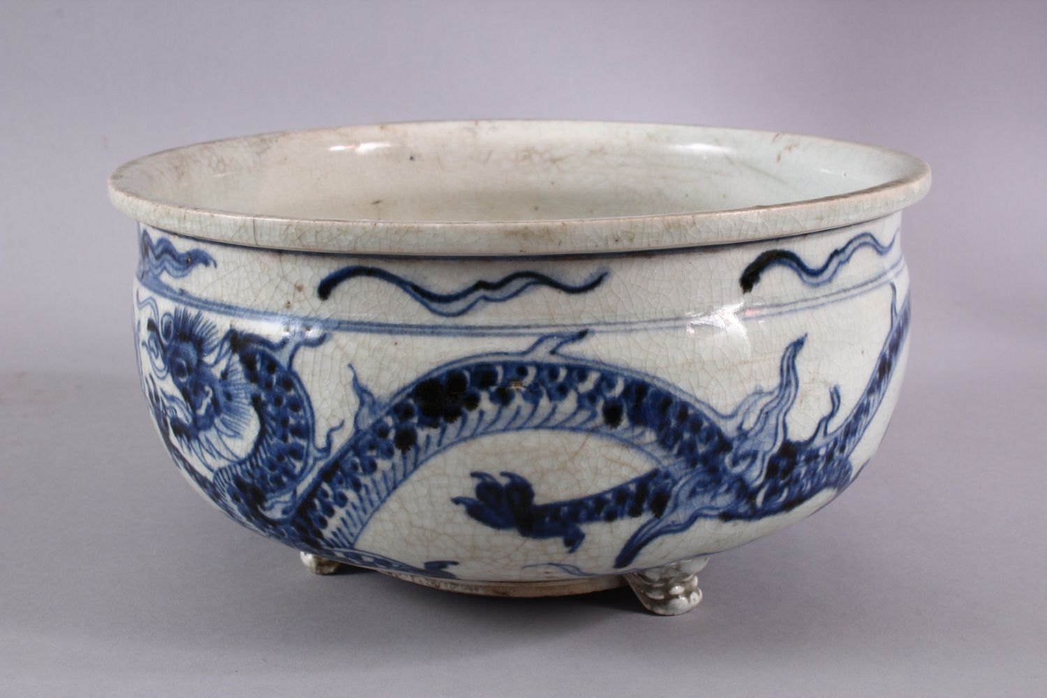 A CHINESE BLUE & WHITE PORCELAIN DRAGON TRIPOD POT / PLANTER, the body with a crackle glaze and - Image 4 of 6