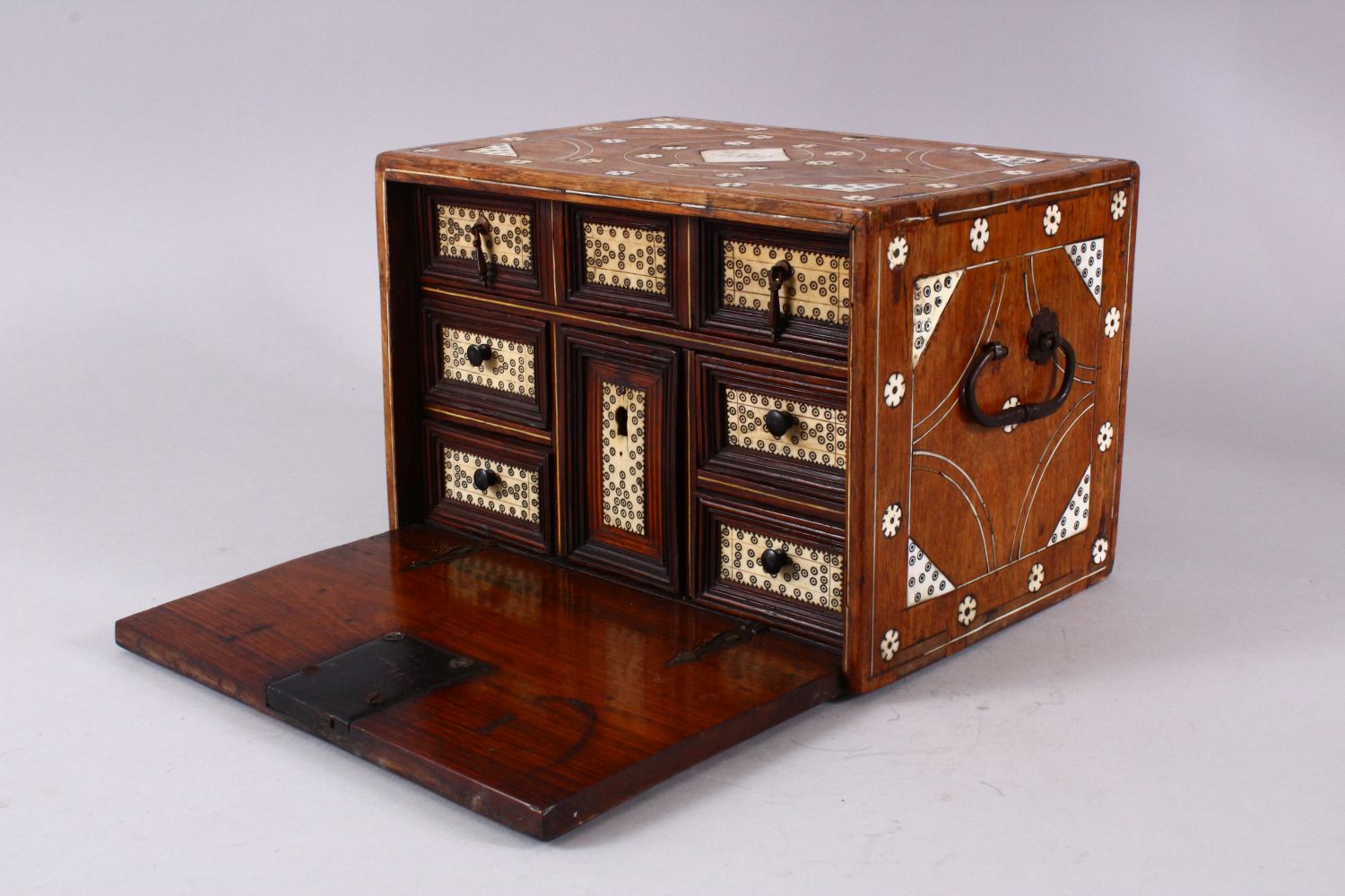 A LATE 16TH / EARLY 17TH CENTURY INDO PORTUGUESE BONE & IVORY INLAID BOX, the box with inlaid flower - Image 3 of 8