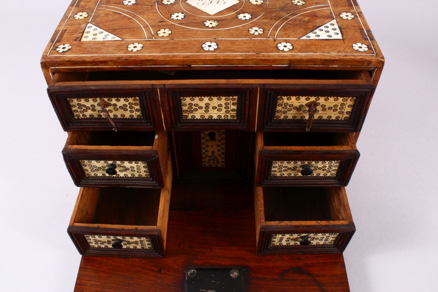 A LATE 16TH / EARLY 17TH CENTURY INDO PORTUGUESE BONE & IVORY INLAID BOX, the box with inlaid flower - Image 5 of 8