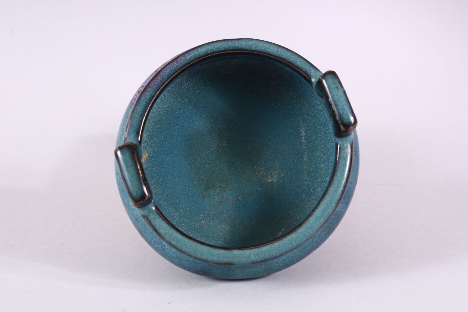 A CHINESE JUN WARE TWIN HANDLE CENSER, with a graduated blue to red glaze, twin handles and tripod - Image 5 of 6