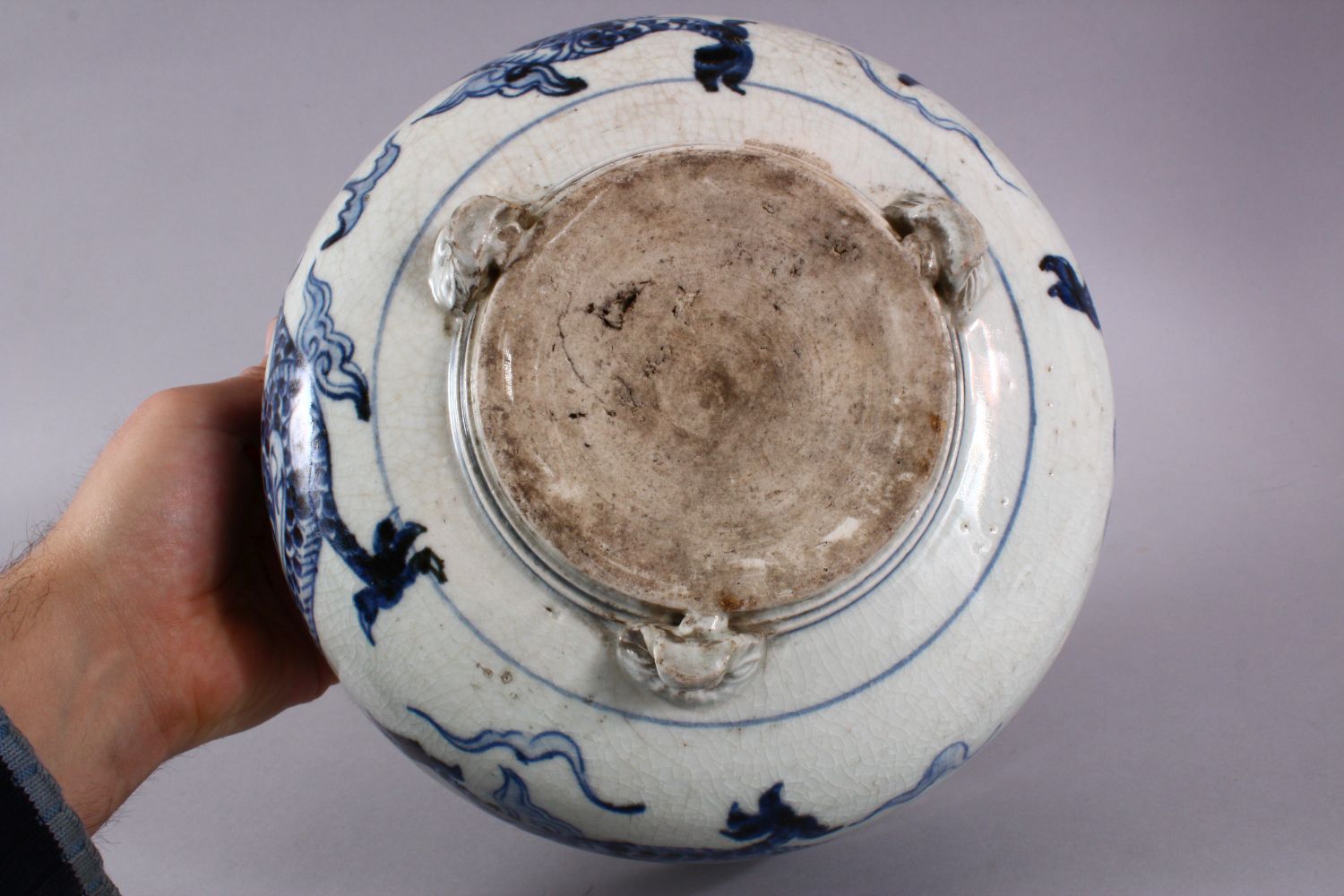A CHINESE BLUE & WHITE PORCELAIN DRAGON TRIPOD POT / PLANTER, the body with a crackle glaze and - Image 6 of 6