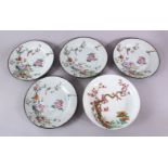 A COLLECTION OF FIVE CHINESE FAMILLE ROSE PLATES, 23cm diameter.