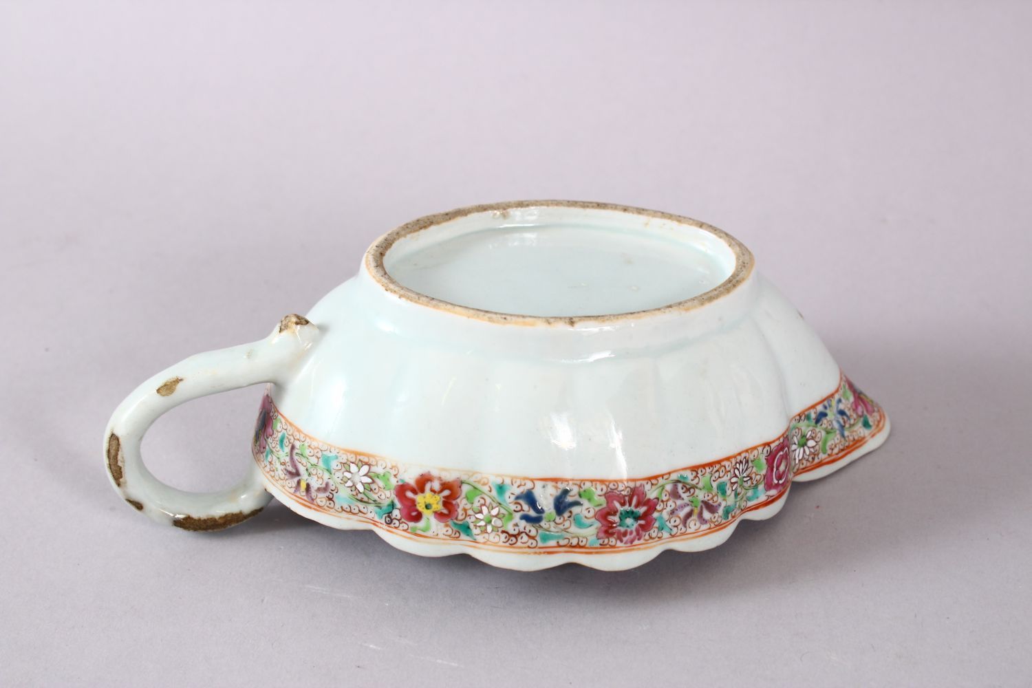 AN 18TH CENTURY CHINESE EXPORT FAMILLE ROSE PORCELAIN SAUCE BOAT, decorated with scenes of flora and - Image 3 of 3