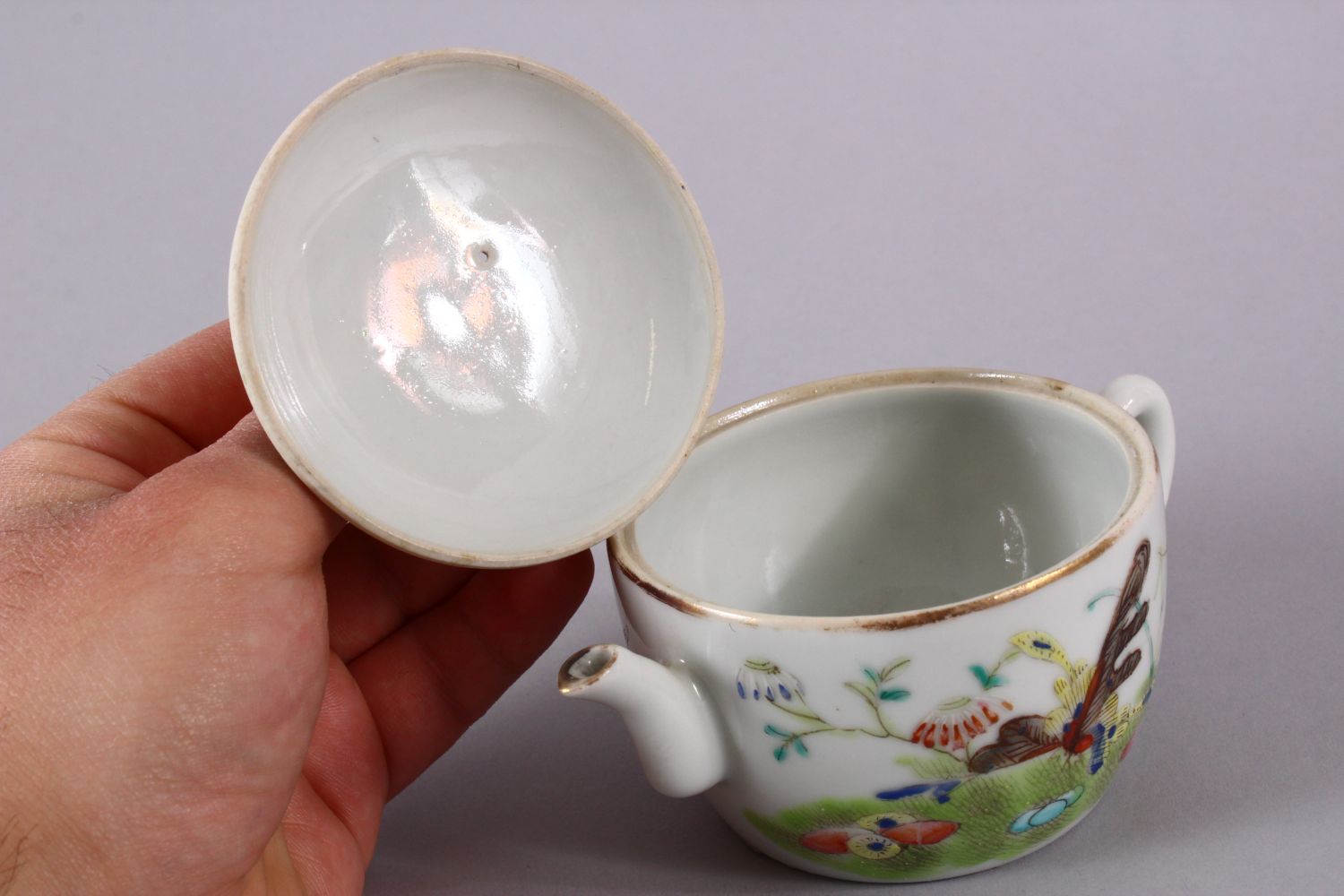 A CHINESE FAMILLE ROSE PORCELAIN TEAPOT, COVER & SAUCER DISH, each decorated in a similar way - Image 5 of 8