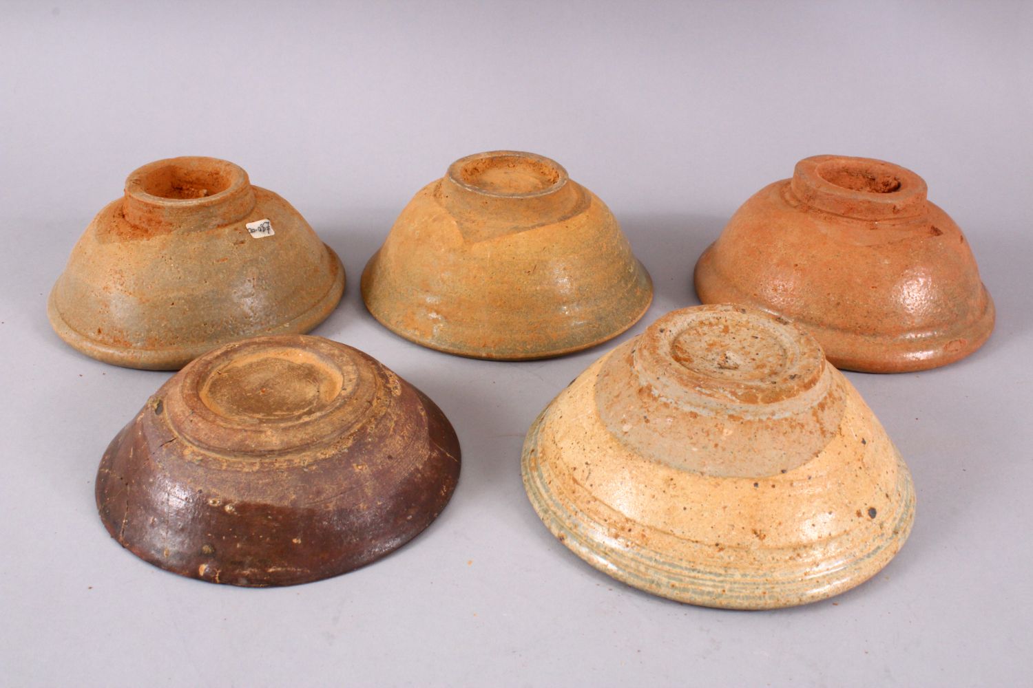 A MIXED LOT OF 5 EARLY CHINESE GLAZED POTTERY BOWLS, of varying size, approx 15.5cm. (5) - Image 2 of 2