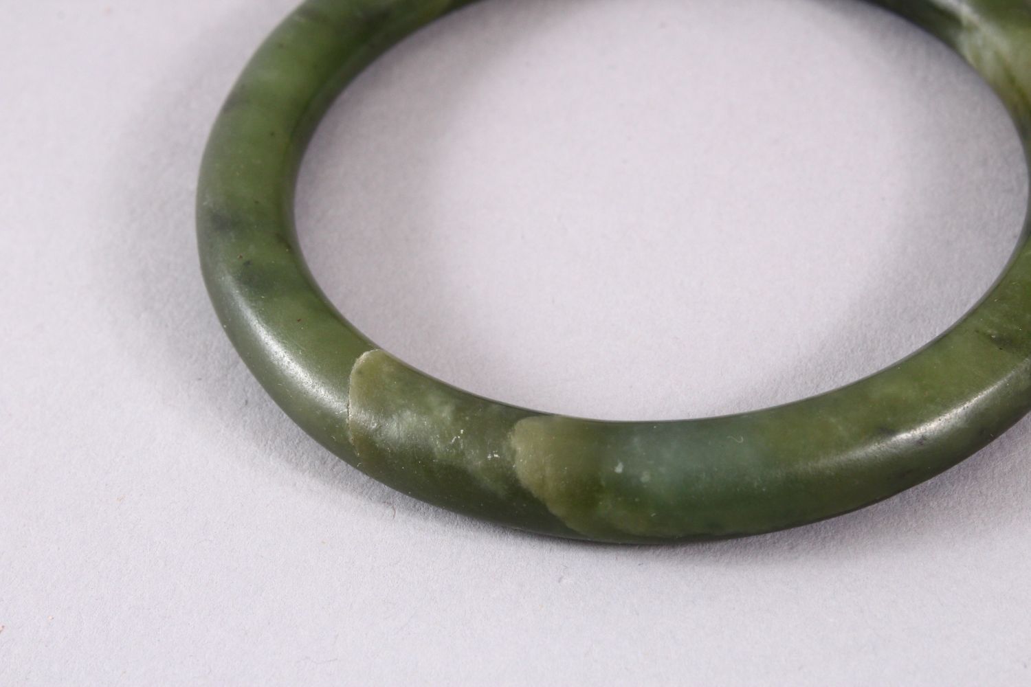 A CHINESE CARVED JADE BANGLE, 8CM - Image 2 of 3