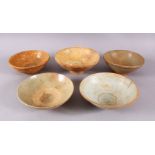 A MIXED LOT OF 5 EARLY CHINESE GLAZED POTTERY BOWLS, of varying size, approx 15.5cm. (5)