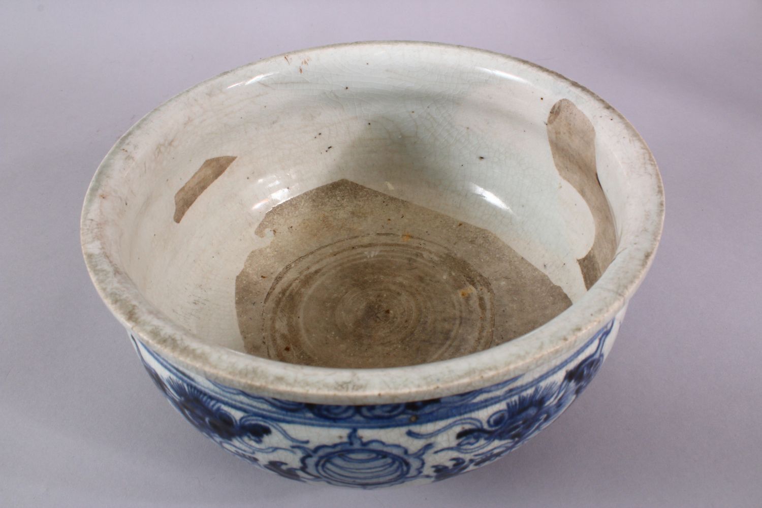 A CHINESE BLUE & WHITE PORCELAIN DRAGON TRIPOD POT / PLANTER, the body with a crackle glaze and - Image 5 of 6