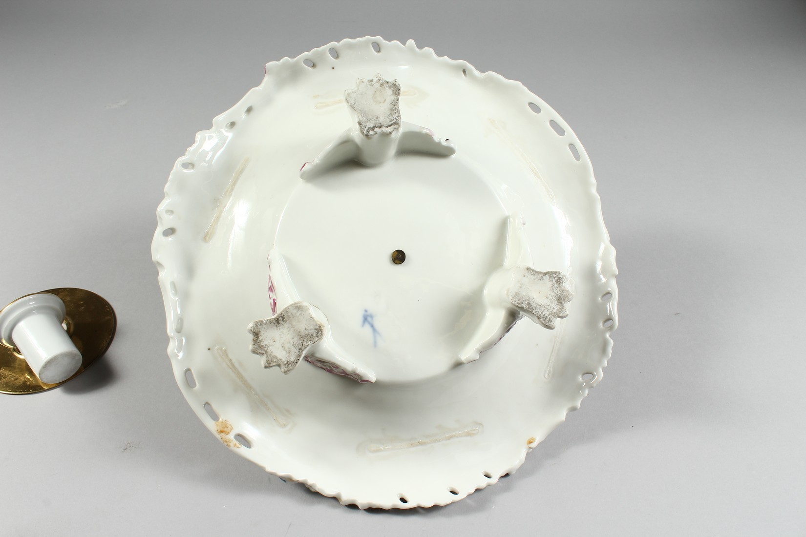A GOOD 19TH CENTURY CONTINENTAL PORCELAIN CIRCULAR INKSTAND with pierced floral top, painted with - Image 8 of 10