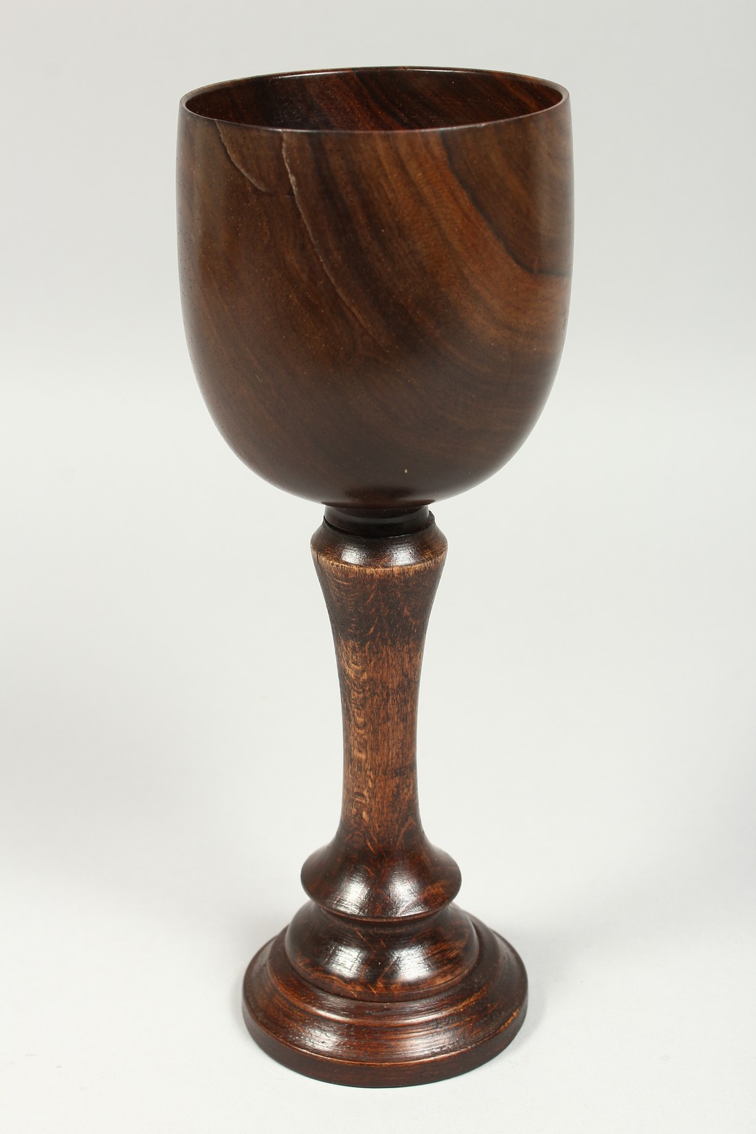 A GOOD TURNED WOOD GOBLET 11.5ins high - Image 4 of 5