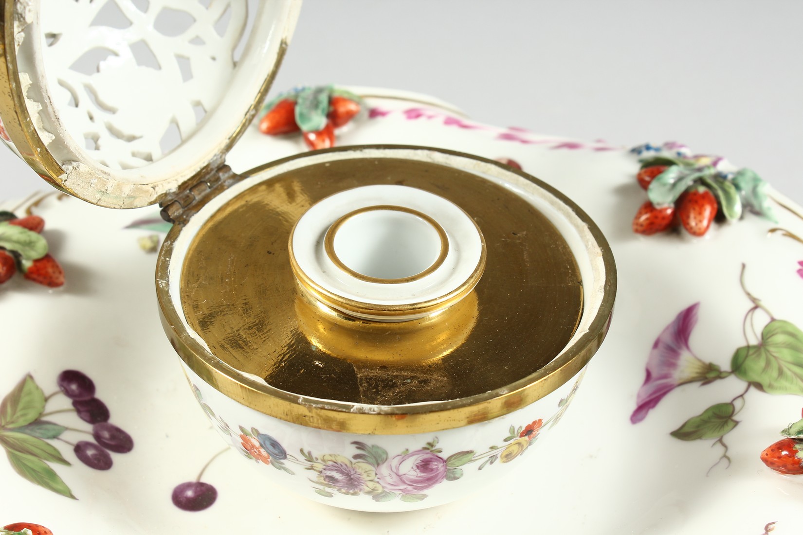 A GOOD 19TH CENTURY CONTINENTAL PORCELAIN CIRCULAR INKSTAND with pierced floral top, painted with - Image 5 of 10
