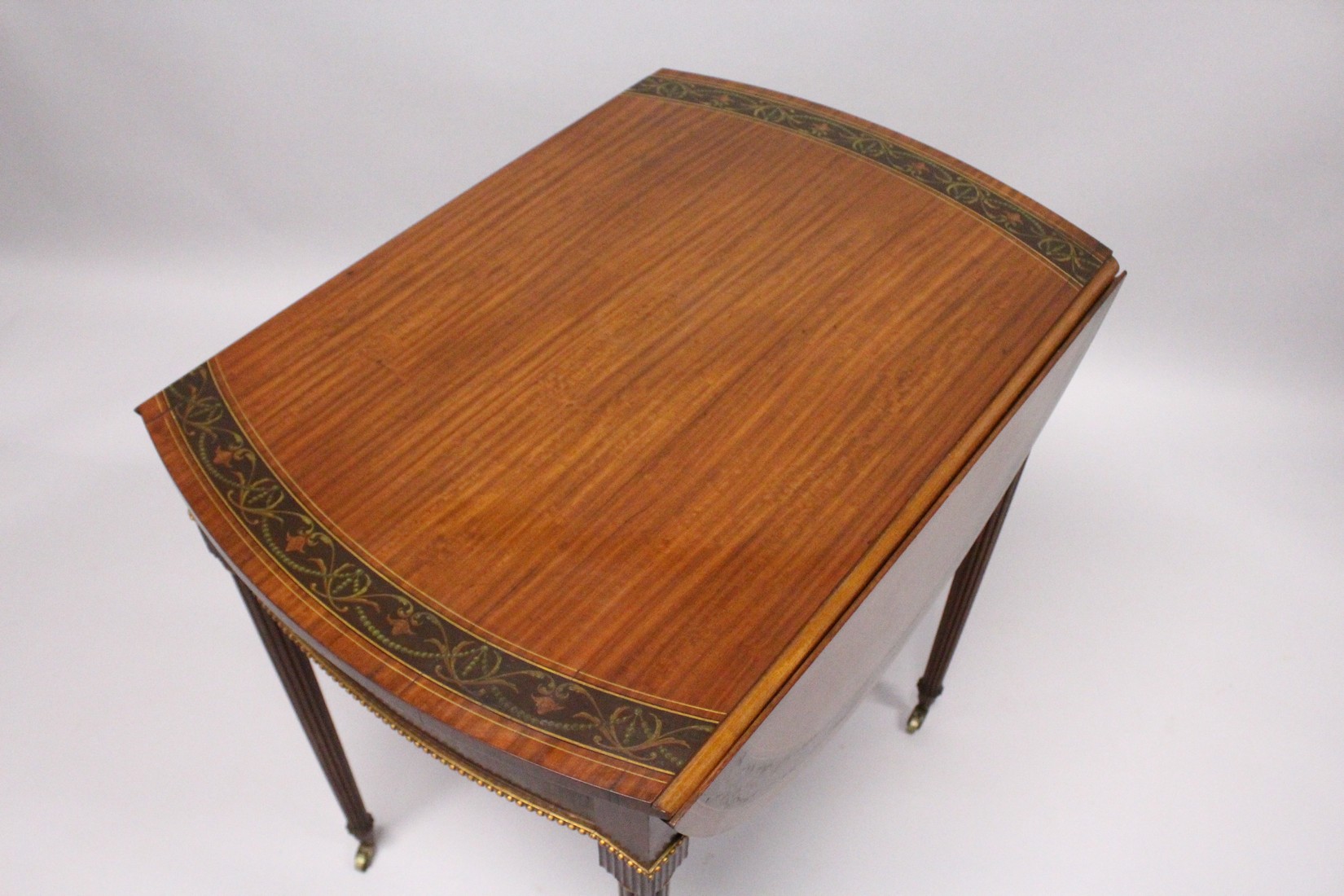 A VERY GOOD EDWARDIAN MAHOGANY AND PAINTED PEMBROOKE TABLE, PROBABLY GILLOW, the oval top painted - Image 4 of 17