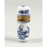 AN 18CT GOLD MOUNTED MEISSEN BLUE AND WHITE SCENT BOTTLE. 2.25ins long