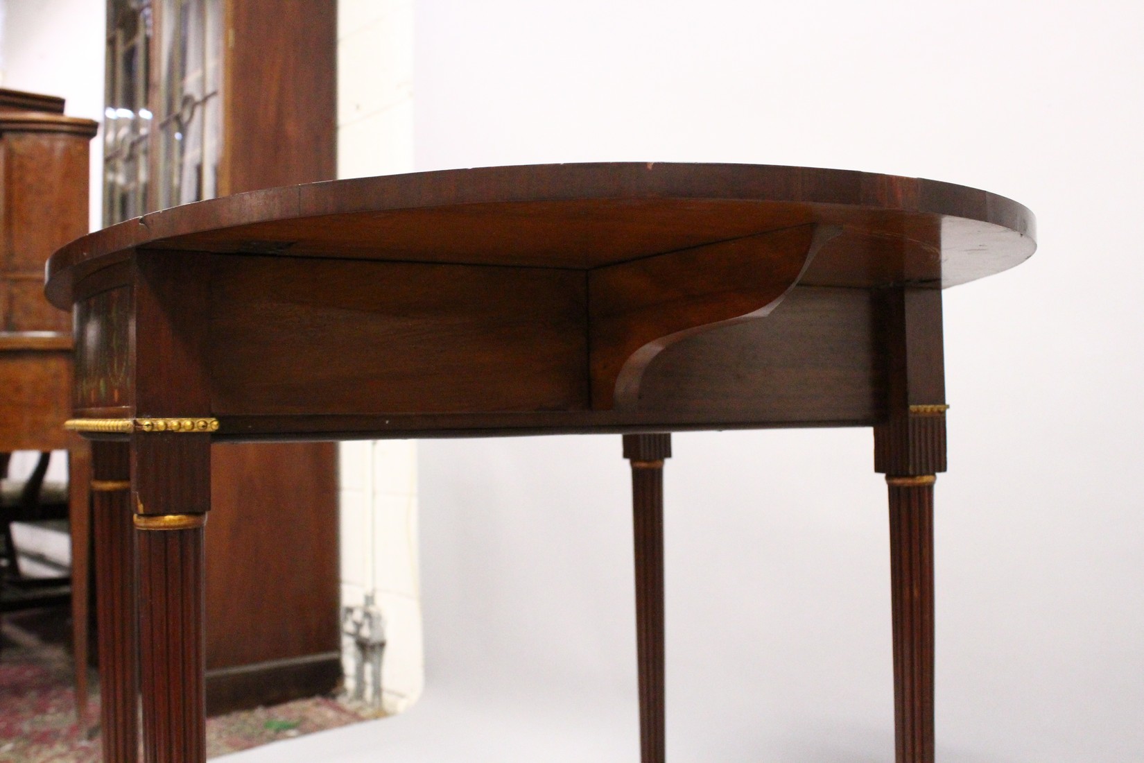 A VERY GOOD EDWARDIAN MAHOGANY AND PAINTED PEMBROOKE TABLE, PROBABLY GILLOW, the oval top painted - Image 9 of 17