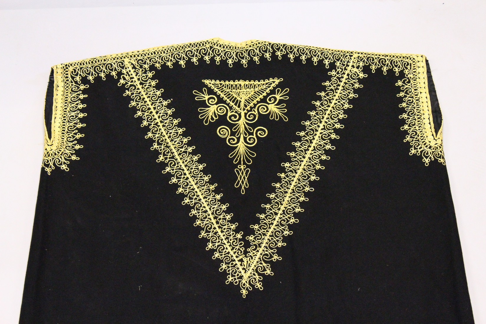 A LARGE HAND MADE ADONIS VELVET CLOAK, made in Lebanon. 5ft long, 3ft wide. - Image 2 of 7