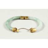 A 14CT GOLD AND JADE BANGLE