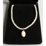 A 14CT GOLD PEARL NECKLACE