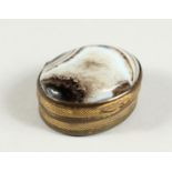 A N OVAL AGATE PILL BOX. 1.5ins