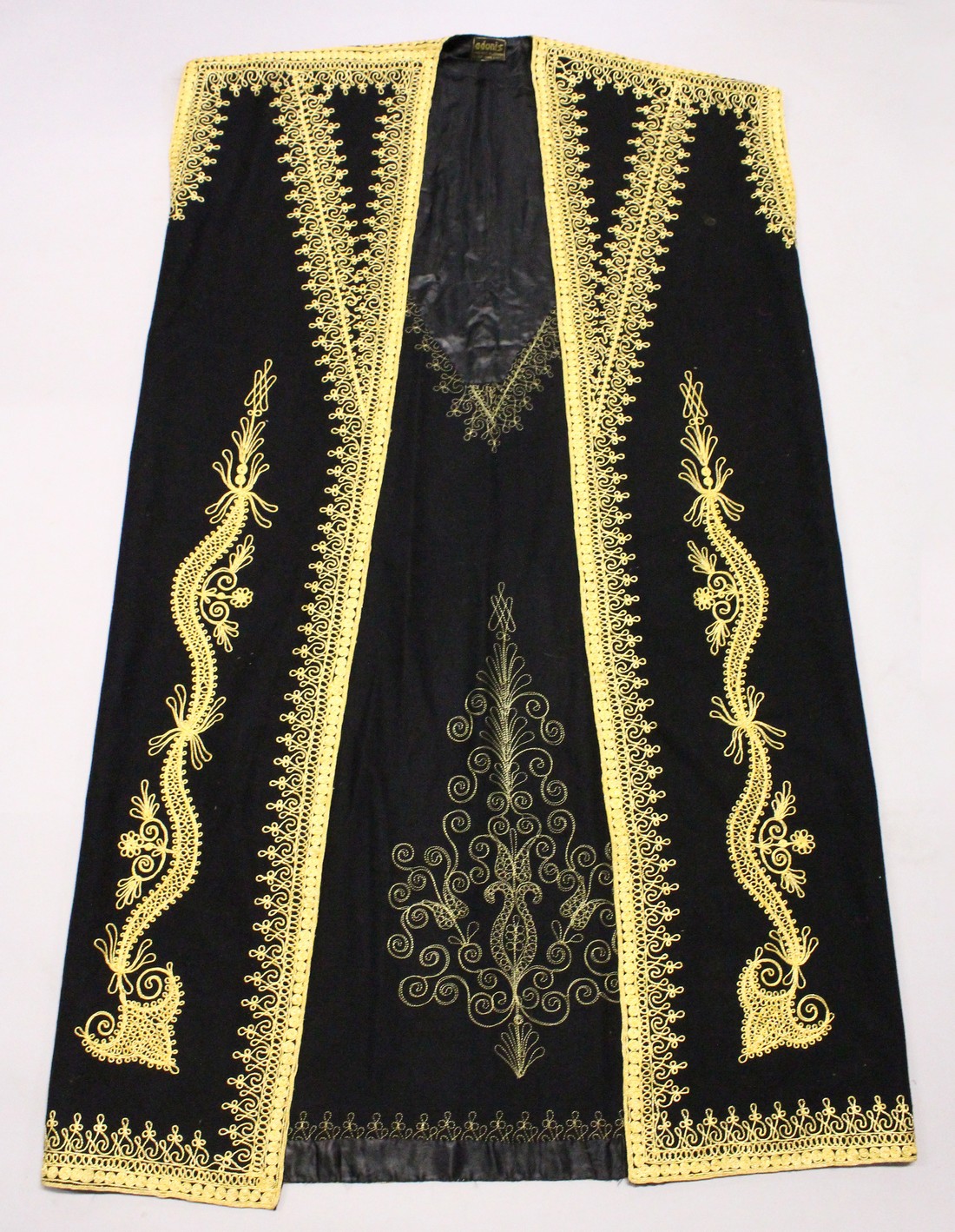 A LARGE HAND MADE ADONIS VELVET CLOAK, made in Lebanon. 5ft long, 3ft wide. - Image 4 of 7