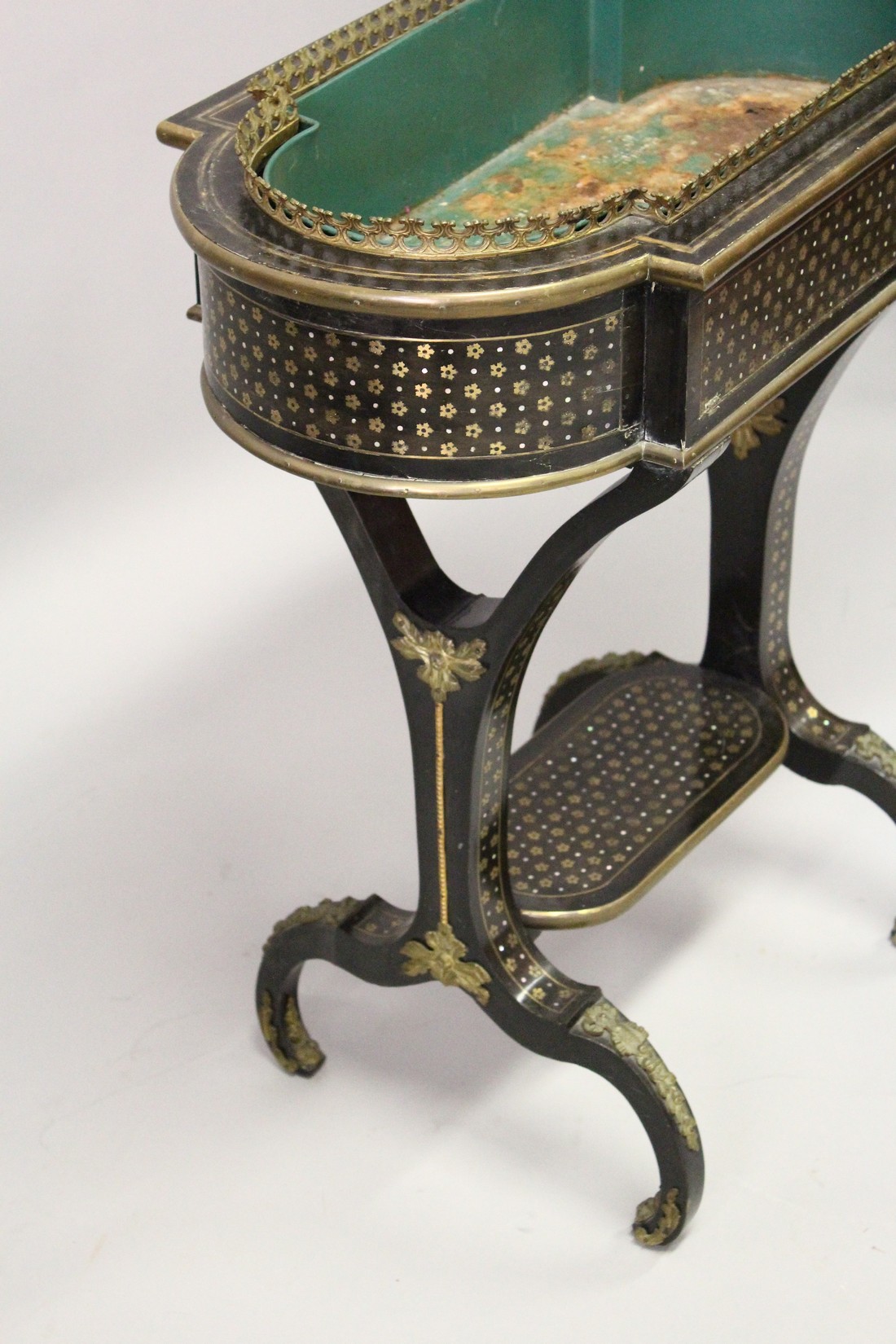 A VERY GOOD FRENCH 18TH /19TH CENTURY INLAID PLANTER, with brass grill, metal liner on curving end - Image 4 of 5