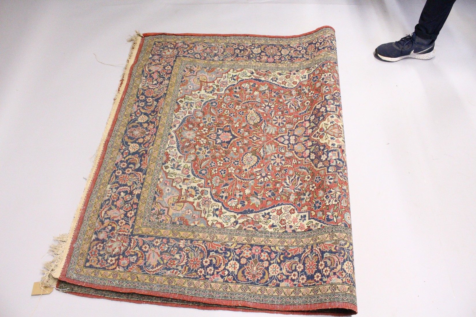 A GOOD PERSIAN RUG, early 20th Century red ground with stylised floral decoration. 7ft x 4ft 5ins. - Image 2 of 3