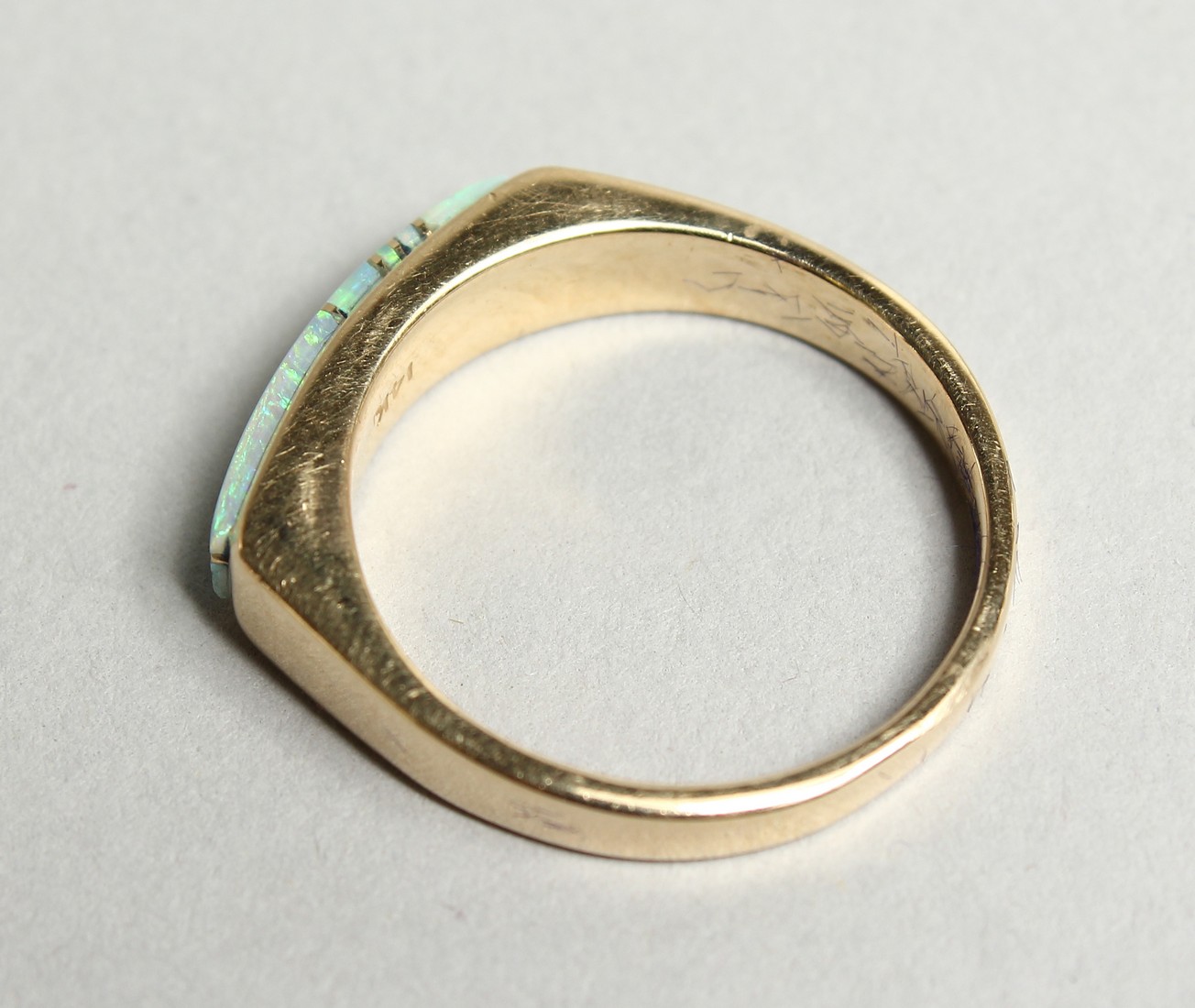 A GOLD OPAL SET RING - Image 2 of 3