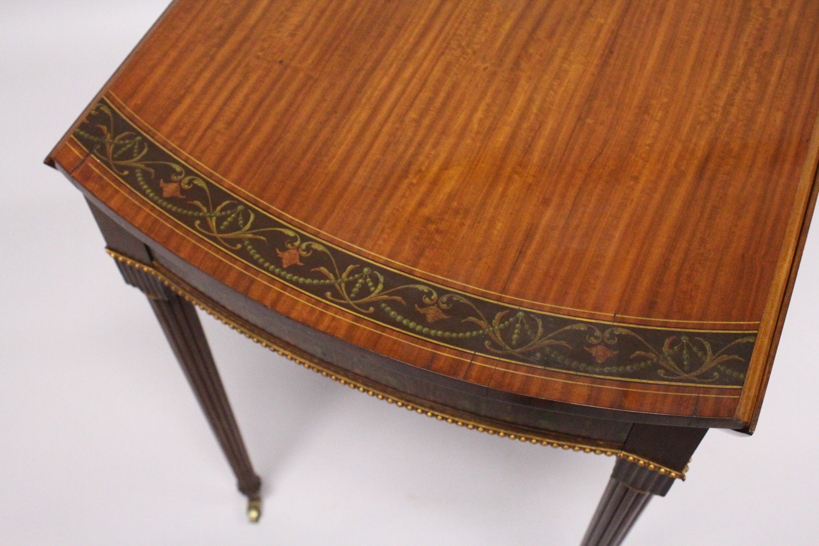 A VERY GOOD EDWARDIAN MAHOGANY AND PAINTED PEMBROOKE TABLE, PROBABLY GILLOW, the oval top painted - Image 5 of 17