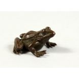 A SMALL JAPANESE BRONZE FROG. 1.5ins long.