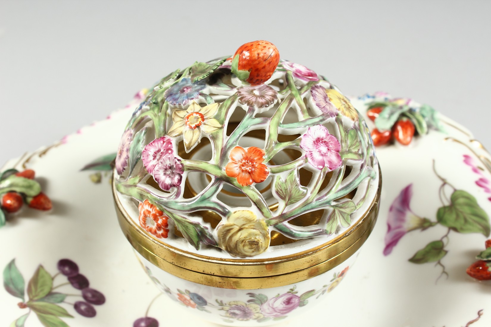A GOOD 19TH CENTURY CONTINENTAL PORCELAIN CIRCULAR INKSTAND with pierced floral top, painted with - Image 4 of 10